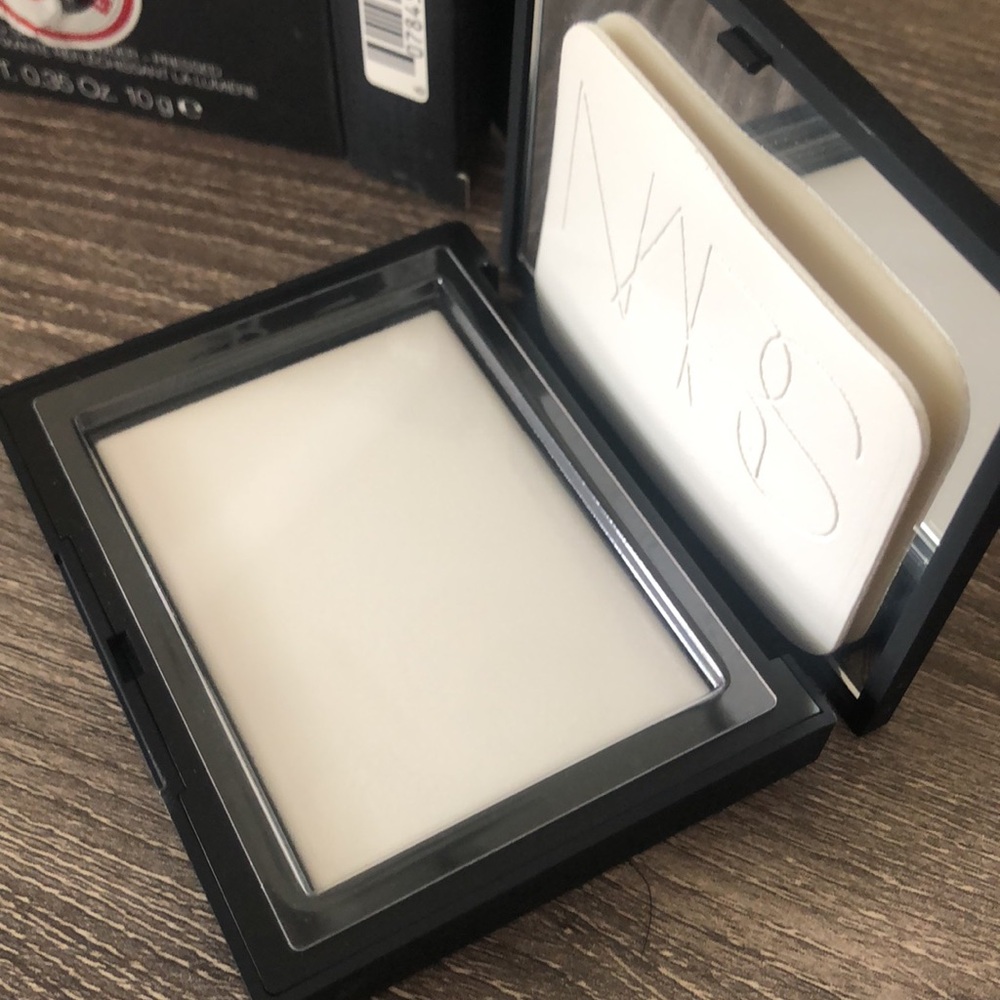 NARS Light Reflecting Setting Powder - Pressed 10g/.35oz - Picture 2 of 13